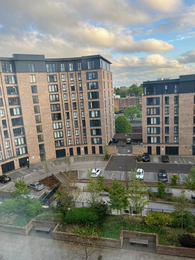 Swanky 2 Bedroom Serviced With Free Parking & Wifi! *