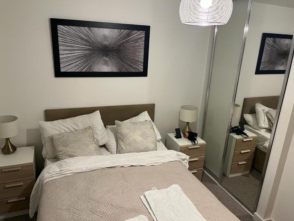 Apartment Swanky 2 Bedroom Serviced With Free Parking & Wifi! *