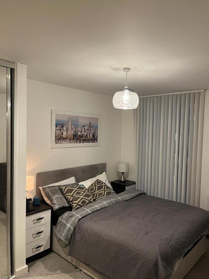 Swanky 2 Bedroom Serviced With Free Parking & Wifi! Apartment
