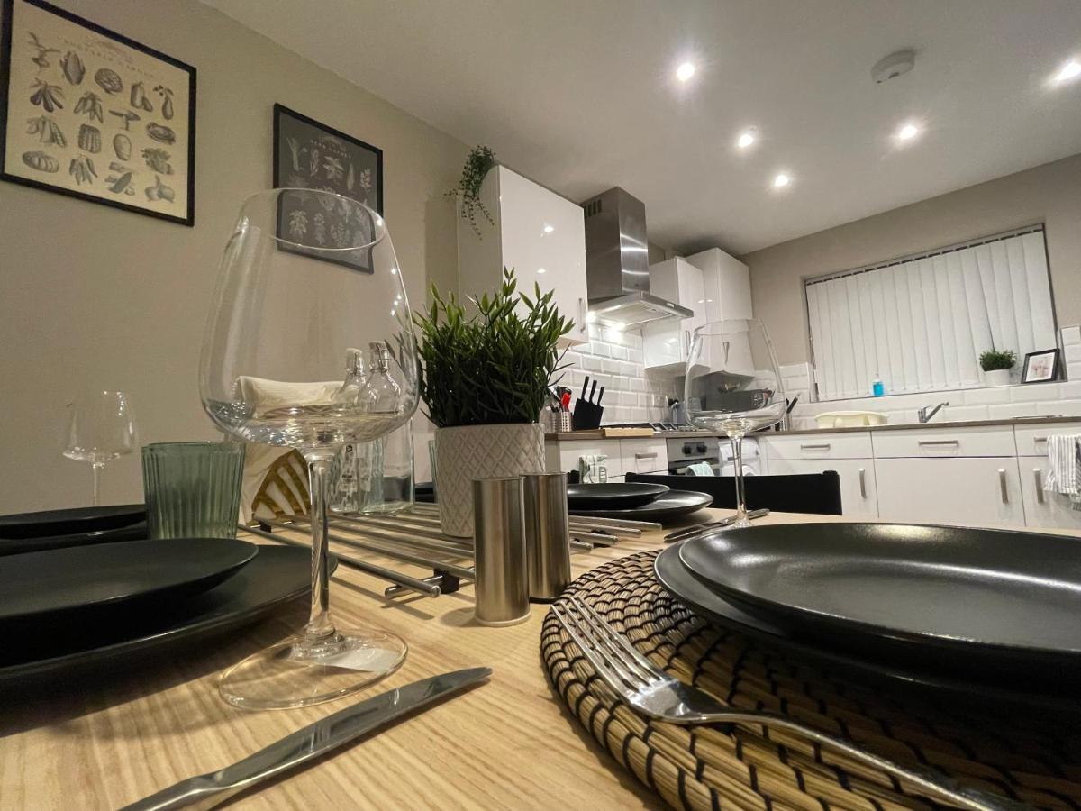 Holiday home New Stylish House - Sleeps 7 - Free Parking - Contractors Welcome - Wifi