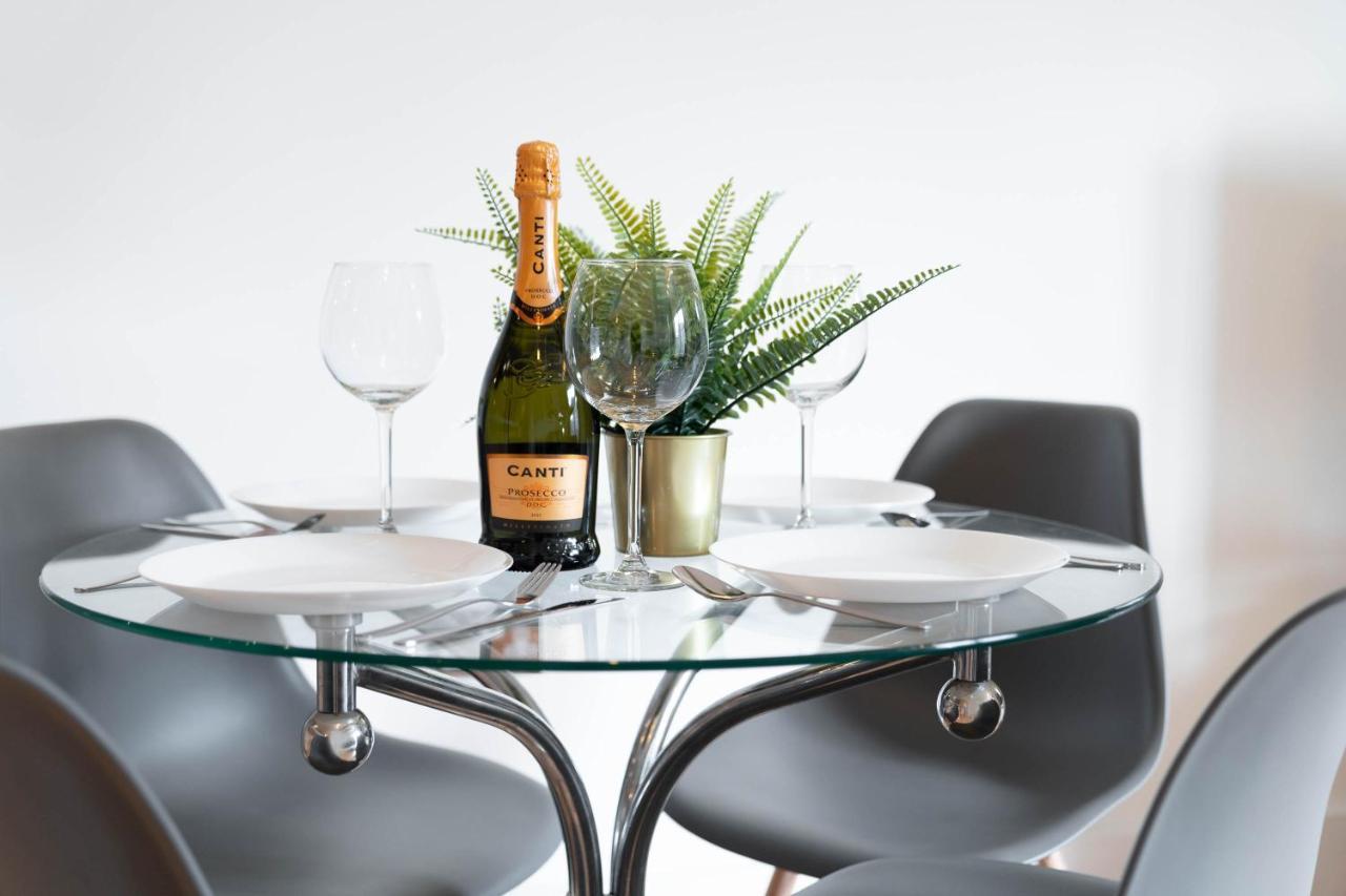 Centre - Two Bedroom - Juliet Balcony - Secure Parking - Wifi - Smart Tv *