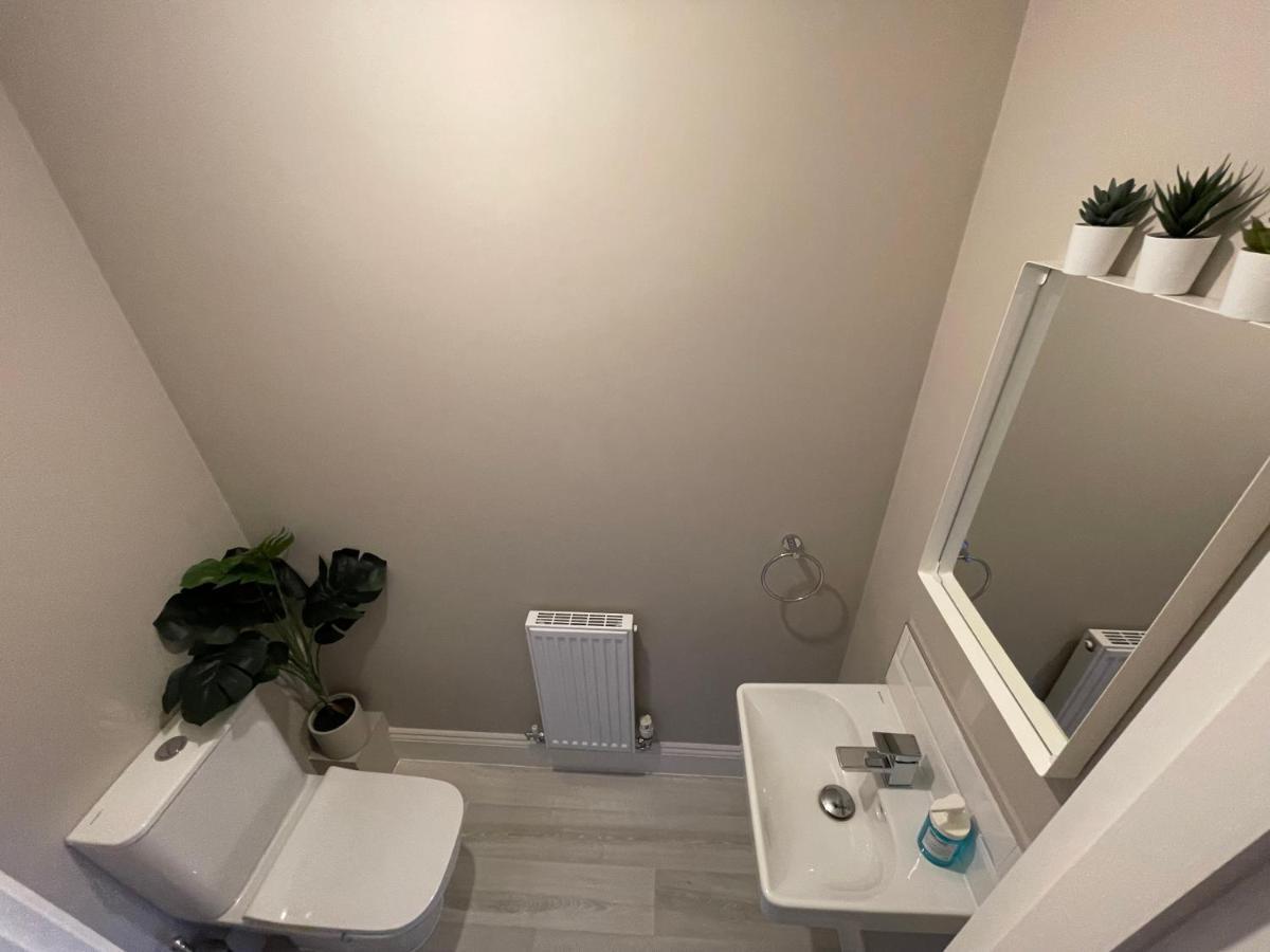 New Stylish House - Sleeps 7 - Free Parking - Contractors Welcome - Wifi