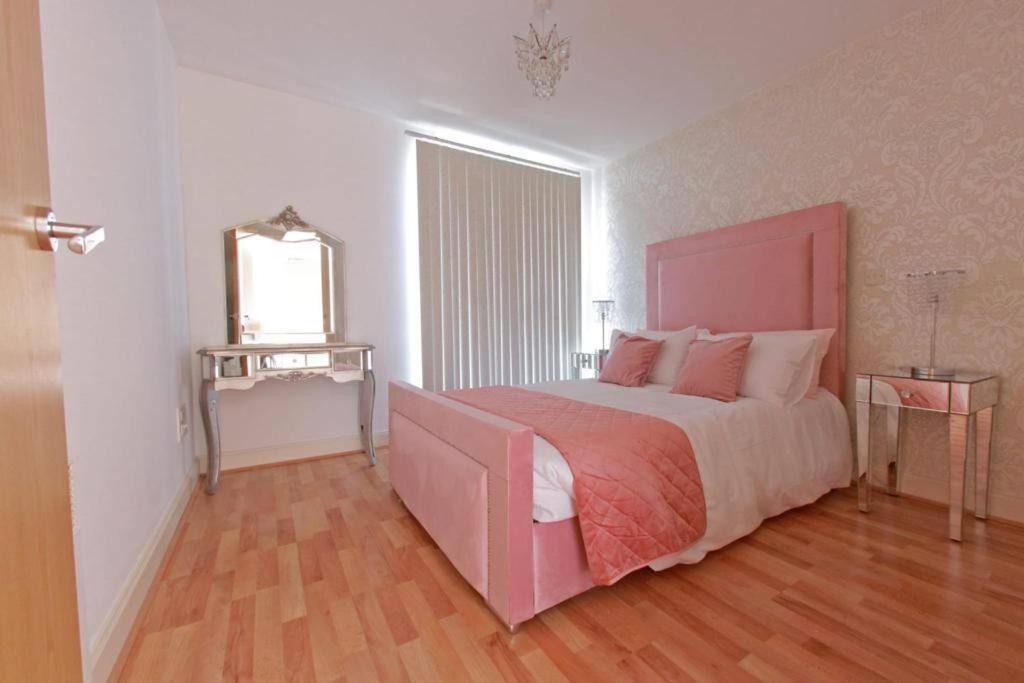 Chicstay Moura * Birmingham