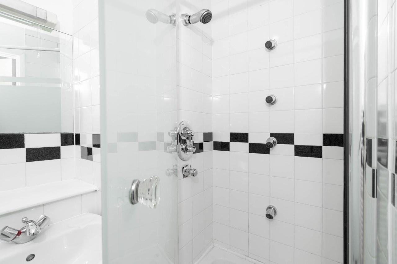 Centre - Two Bedroom - Juliet Balcony - Secure Parking - Wifi - Smart Tv