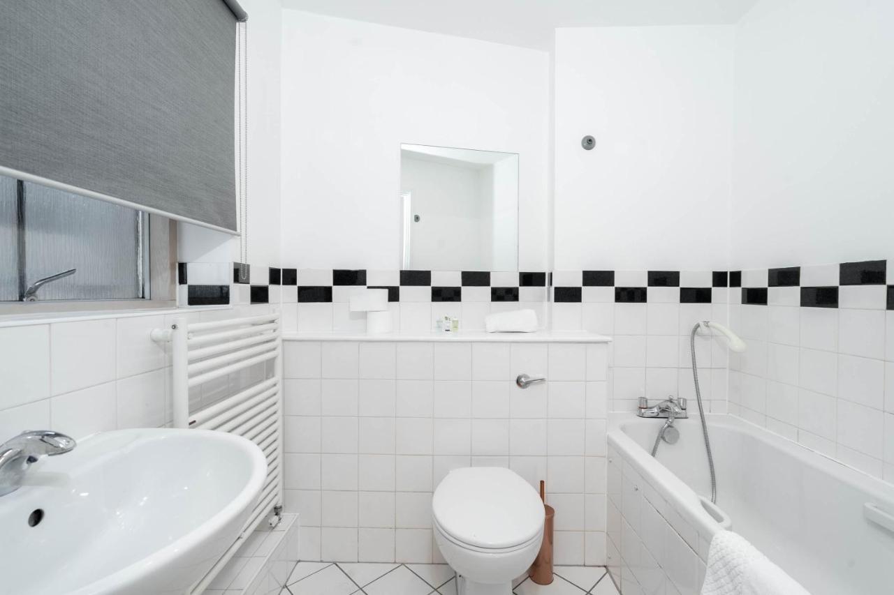 Centre - Two Bedroom - Juliet Balcony - Secure Parking - Wifi - Smart Tv