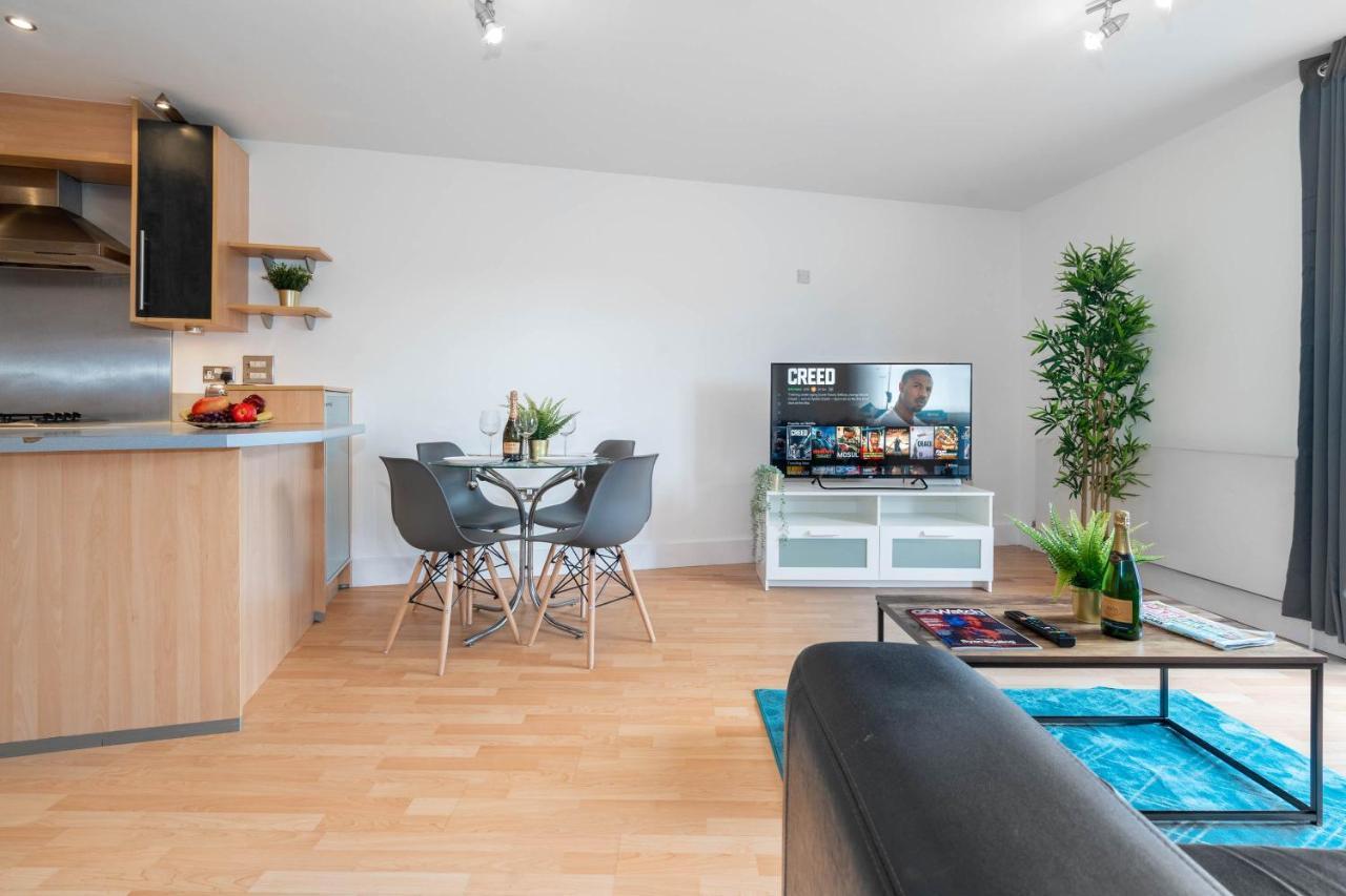 Centre - Two Bedroom - Juliet Balcony - Secure Parking - Wifi - Smart Tv