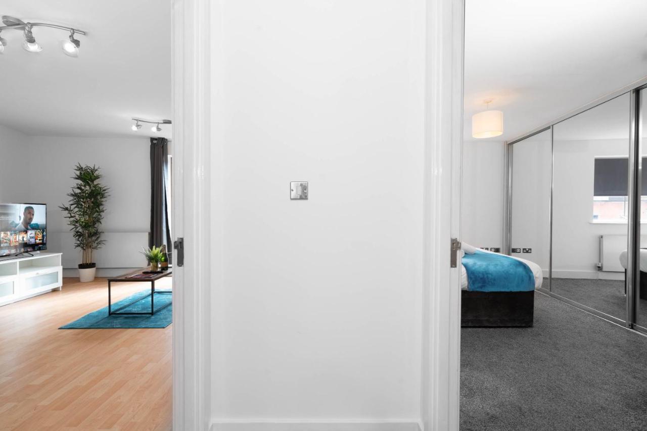 Apartment Centre - Two Bedroom - Juliet Balcony - Secure Parking - Wifi - Smart Tv *
