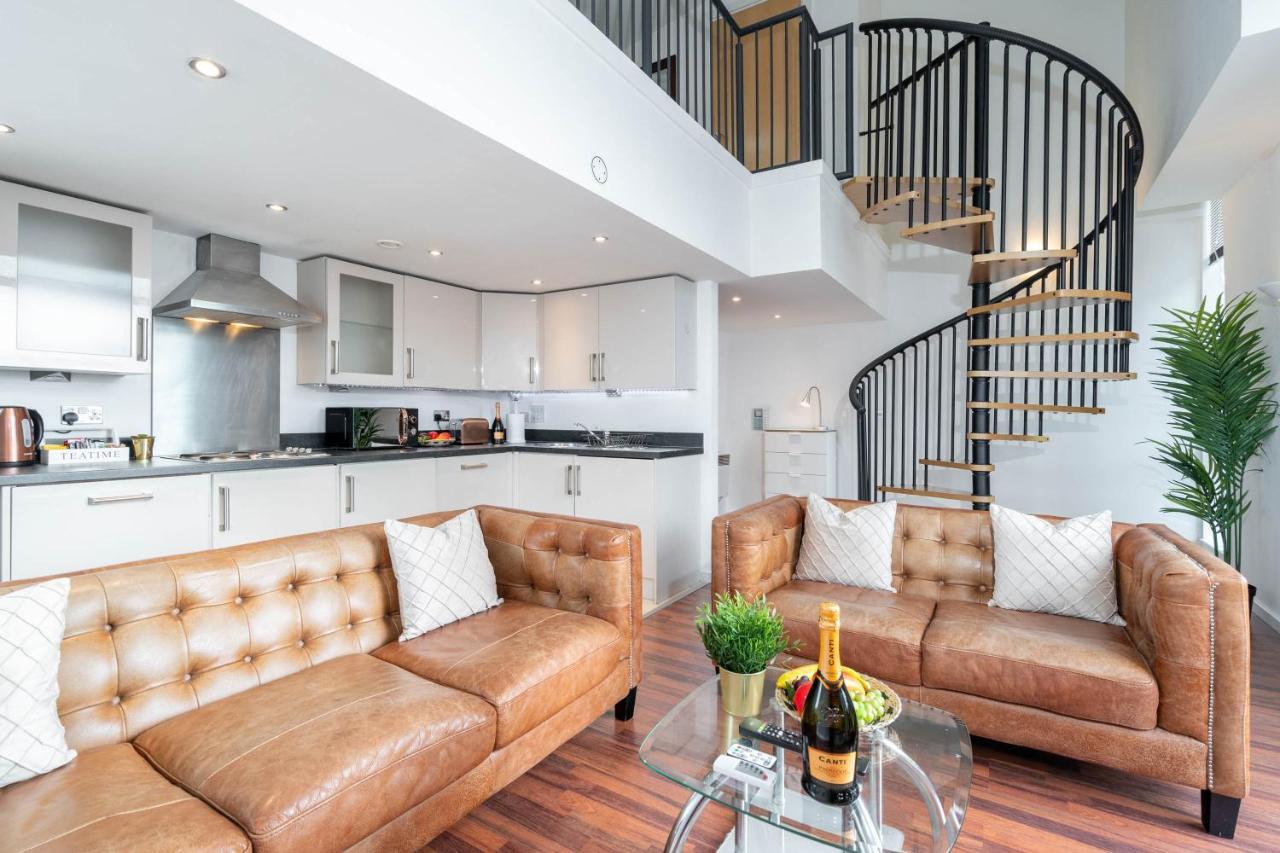 Duplex Penthouse - Centre - 2 Bedroom - Secure Parking - Terrace - Skyline Views *