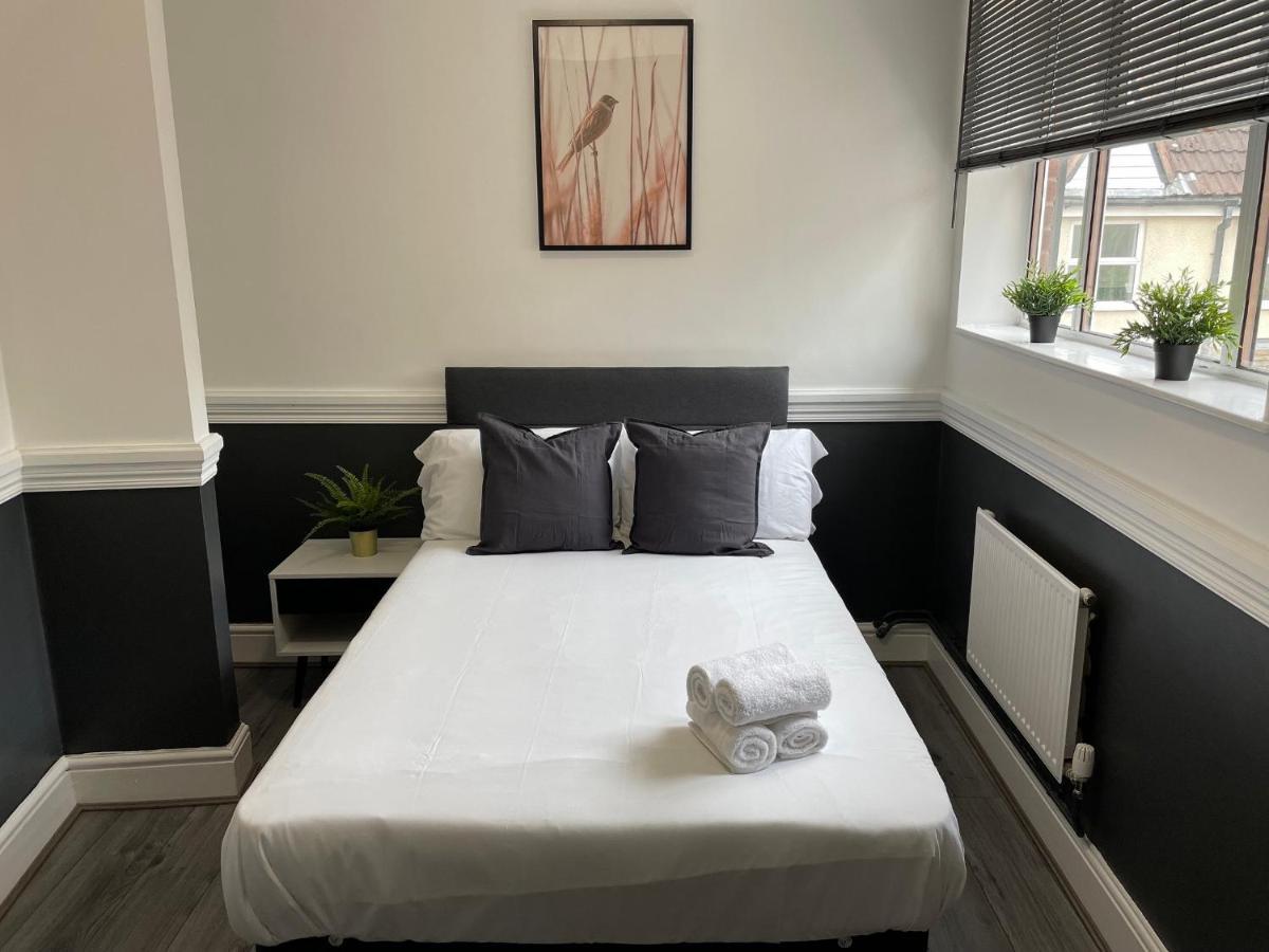 Pluxa Bearwood Hotel Double Bedroom With Car Park