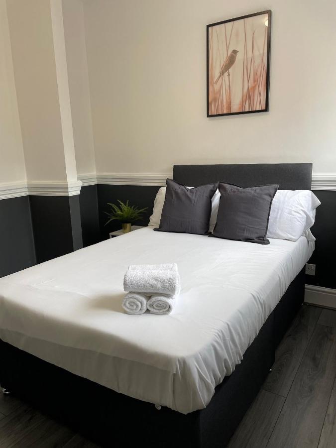 Pluxa Bearwood Hotel Double Bedroom With Car Park *