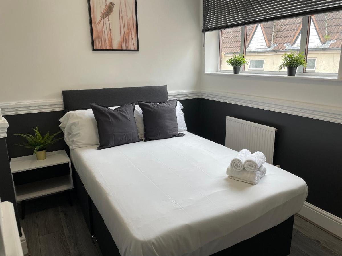 Guest house Pluxa Bearwood Hotel Double Bedroom With Car Park Birmingham