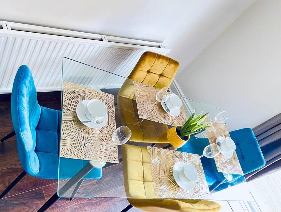 Mayfair Place - Cosy 3 Bedroom House With Free Parking Apartment