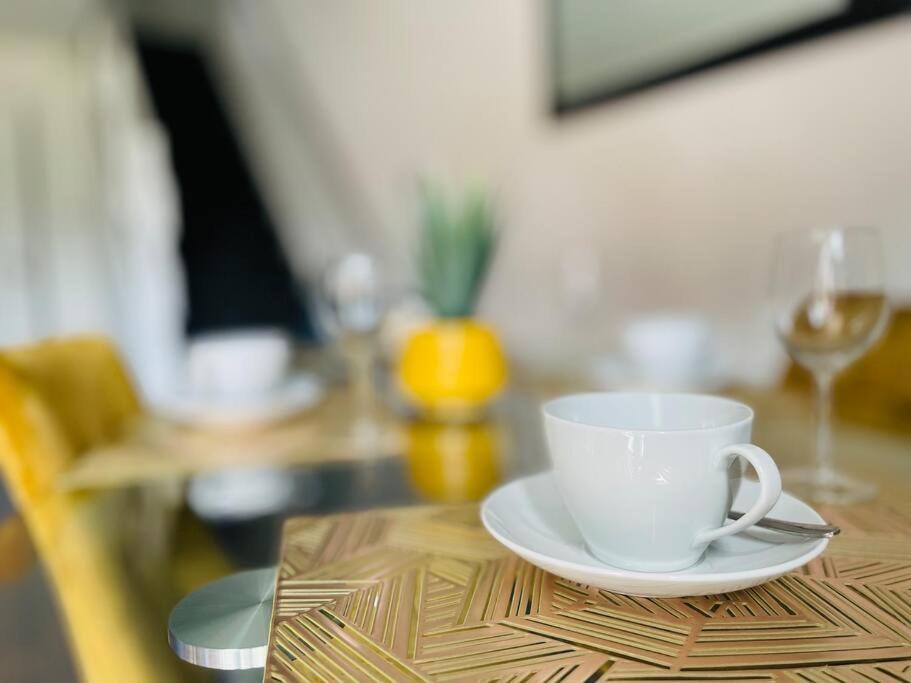 Mayfair Place - Cosy 3 Bedroom House With Free Parking Apartment *