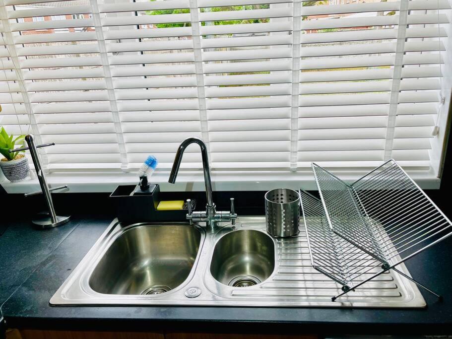 Mayfair Place - Cosy 3 Bedroom House With Free Parking