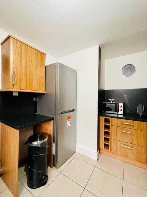 Apartment Mayfair Place - Cosy 3 Bedroom House With Free Parking *
