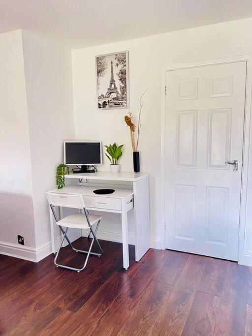 Mayfair Place - Cosy 3 Bedroom House With Free Parking *