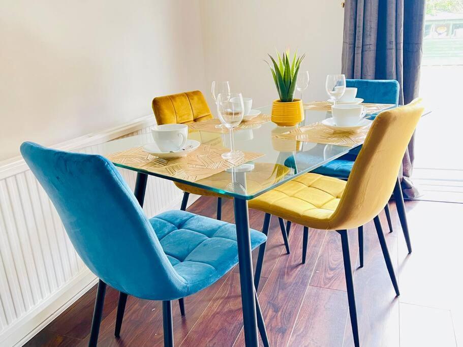 Mayfair Place - Cosy 3 Bedroom House With Free Parking
