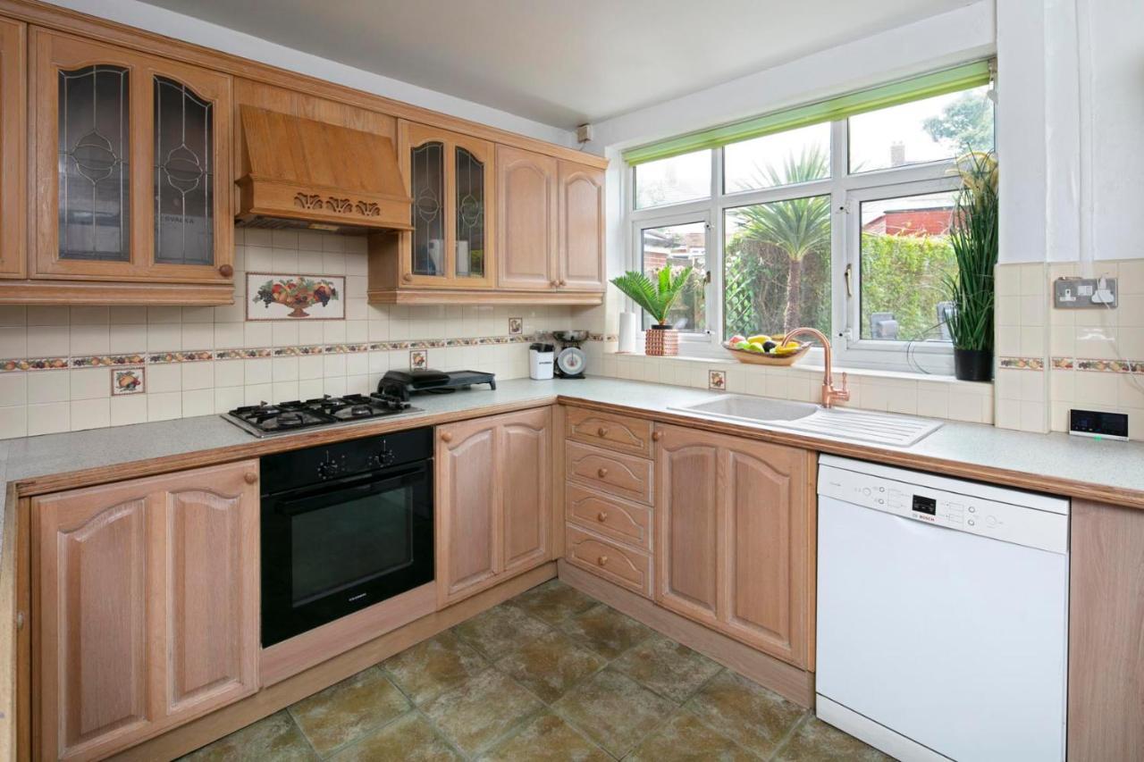 B67 Church View - 3 Bedrooms, 2 Bathrooms, Parking, Ev Charger, 欢迎 *