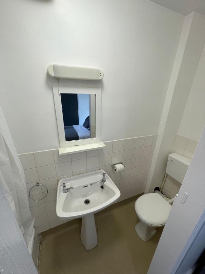 Pluxa Bearwood Hotel Double Beds With Ensuite And Car Park