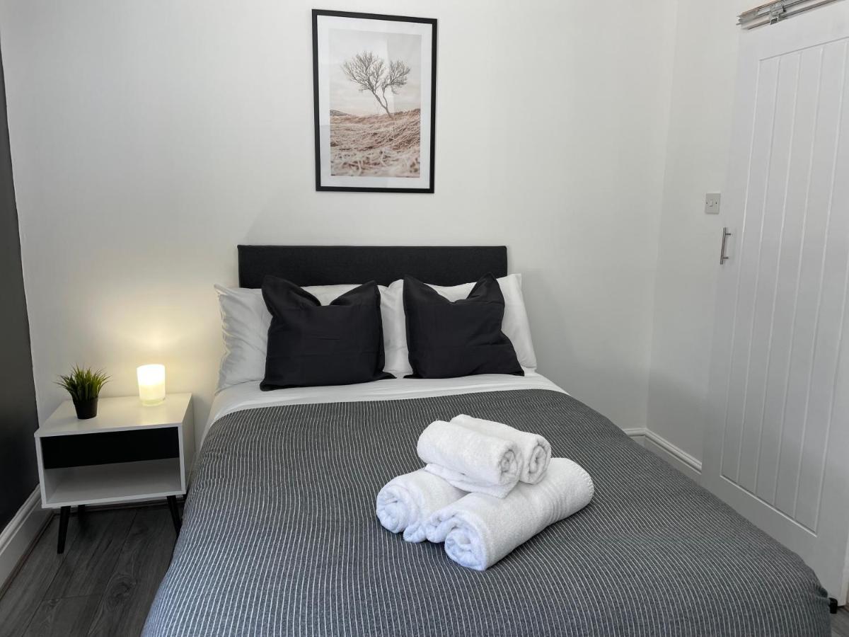 Pluxa Bearwood Hotel Double Beds With Ensuite And Car Park