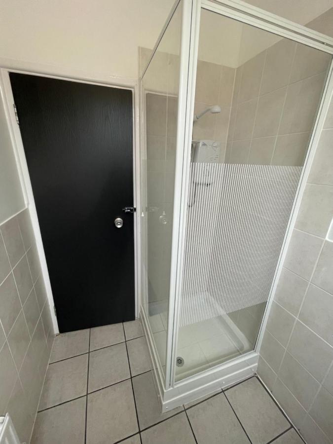 Homestay Pluxa Bearwood Hotel Double Beds With Ensuite And Car Park