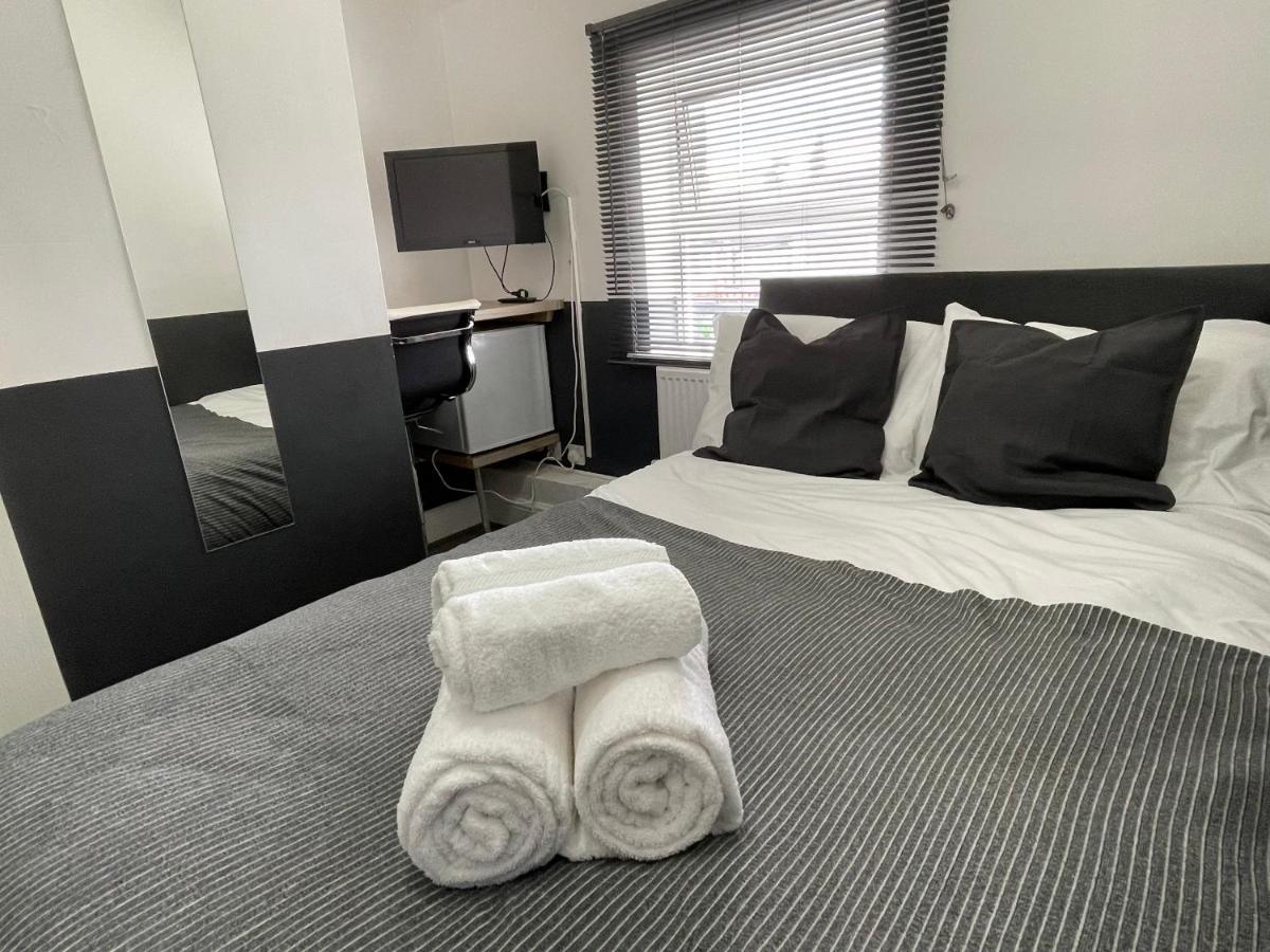 Pluxa Bearwood Hotel Double Beds With Ensuite And Car Park Homestay *