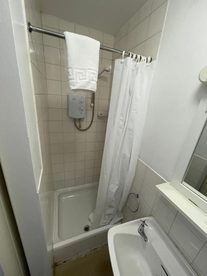 Pluxa Bearwood Hotel Double Beds With Ensuite And Car Park *