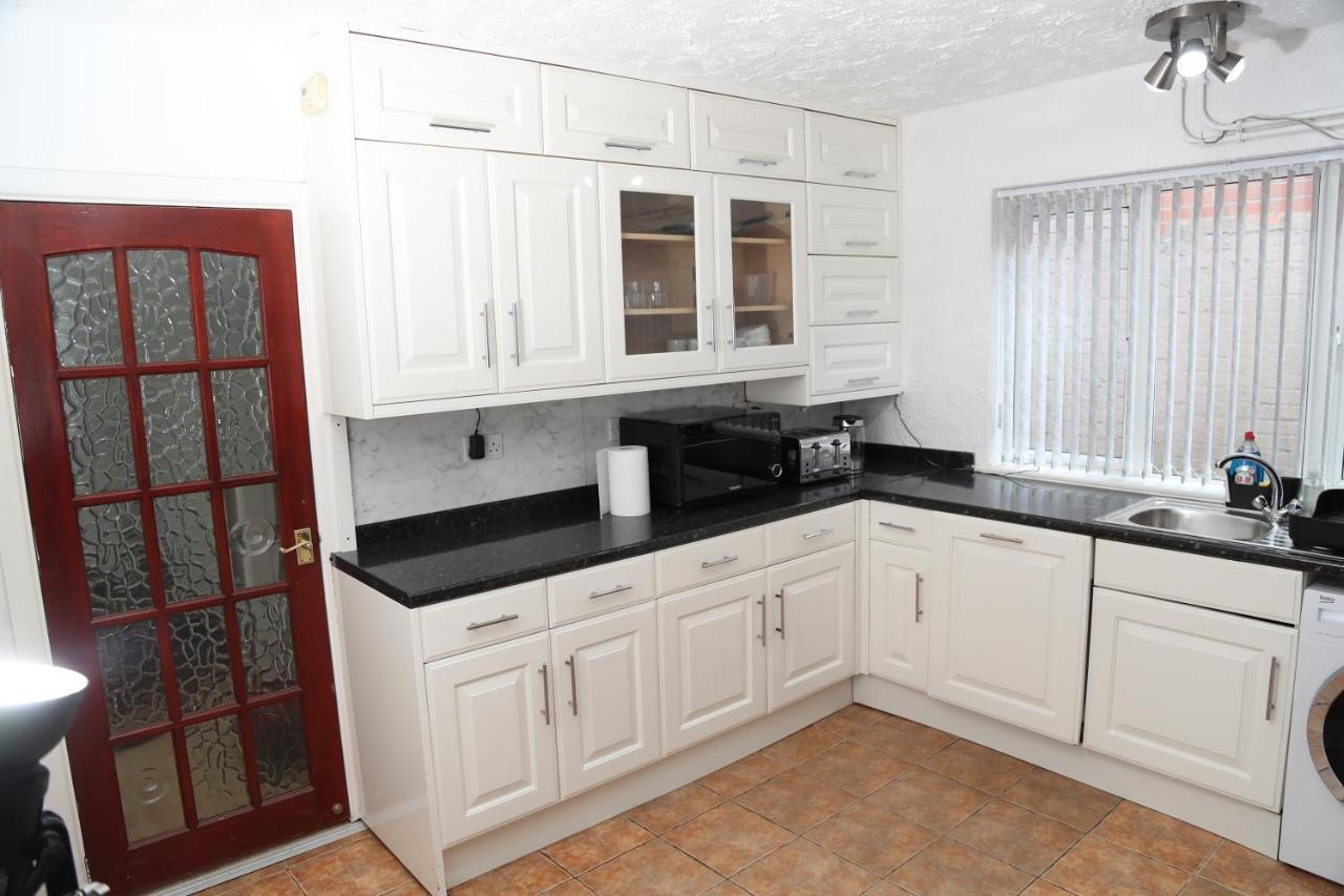 Holiday home Cosy 3-bed Nec Airport Close To Amenities *