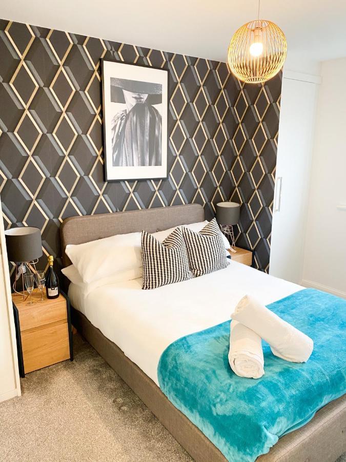 Tudors Esuites 3 Bed House Garden & Netflix Holiday home Birmingham