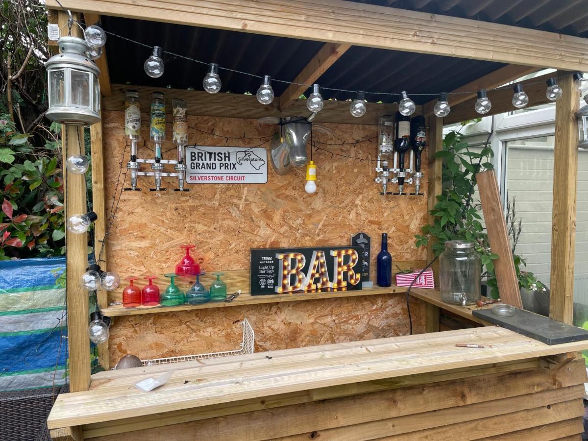 Central England Reunion Pad For Groups & Contractors Bbq Outside Bar & Karaoke Machine Free Drive Way Parking