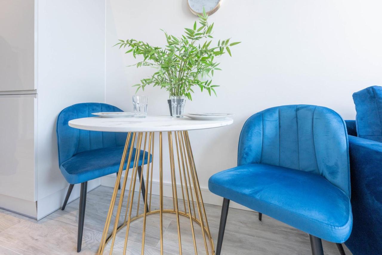 Stunning 1 Bedroom Apartment *