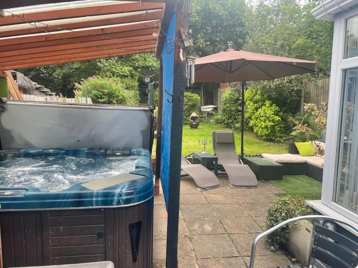Central England Reunion Pad For Groups & Contractors Bbq Outside Bar & Karaoke Machine Free Drive Way Parking Birmingham
