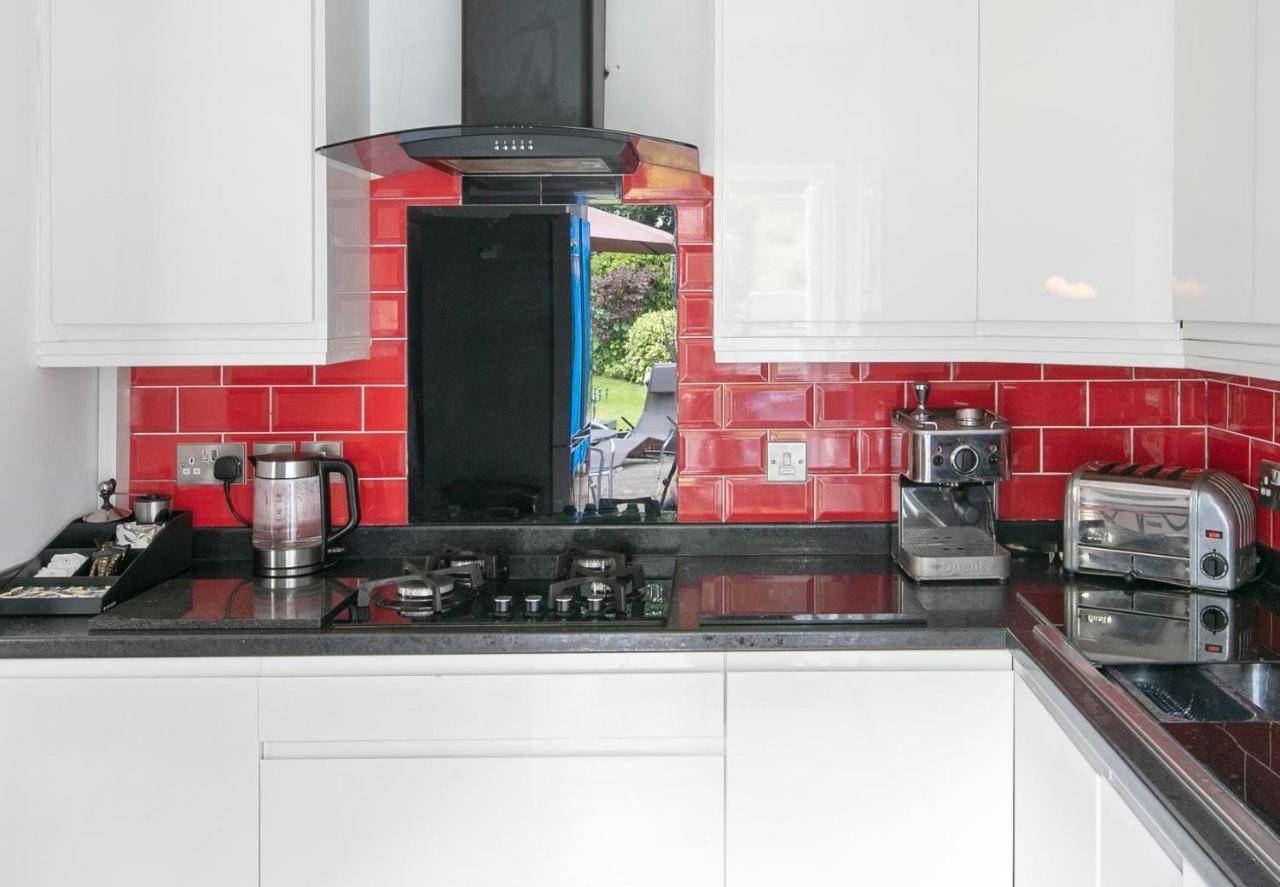 Holiday home Central England Reunion Pad For Groups & Contractors Bbq Outside Bar & Karaoke Machine Free Drive Way Parking