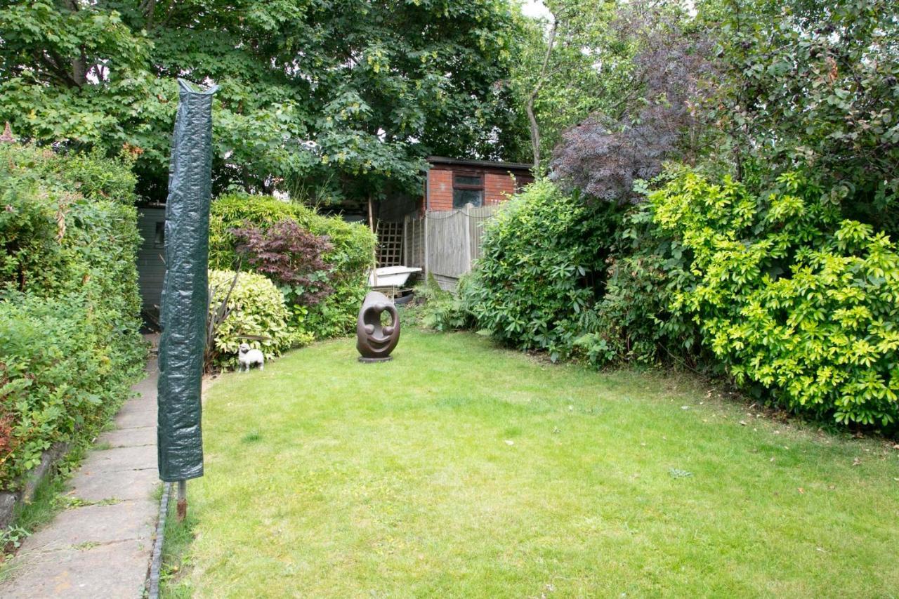 Central England Reunion Pad For Groups & Contractors Bbq Outside Bar & Karaoke Machine Free Drive Way Parking Birmingham