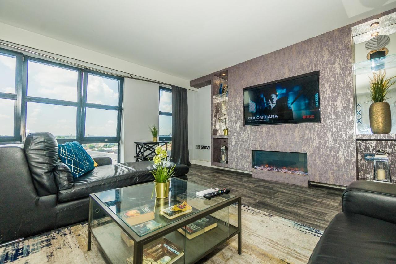 Luxury 9ine Bull Ring Apartment, Stunning View, Free Parking, Amazing Fireplace Apartment Birmingham