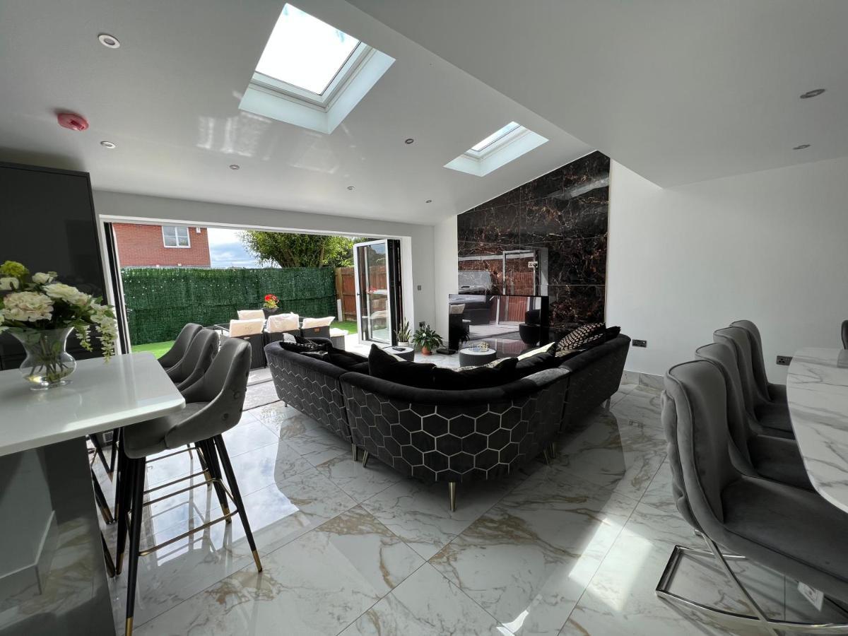 Luxury 4 Bedroom Retreat; With Hot Tub & Parking Holiday home