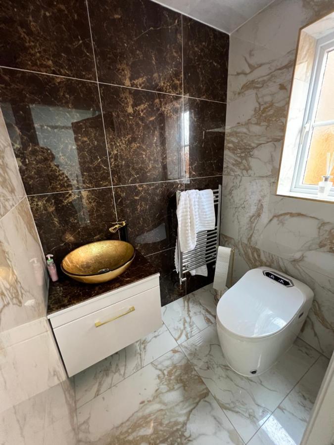 Holiday home Luxury 4 Bedroom Retreat; With Hot Tub & Parking Birmingham