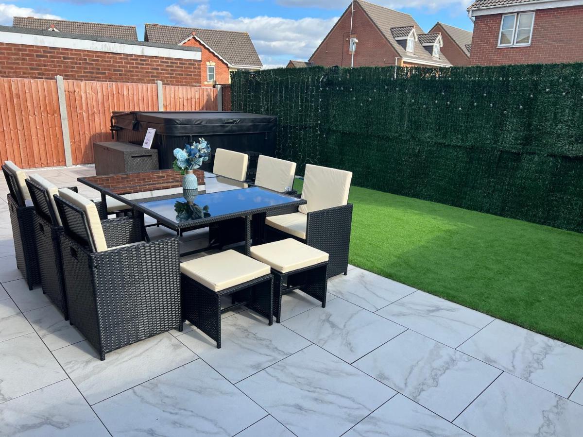 Holiday home Luxury 4 Bedroom Retreat; With Hot Tub & Parking *