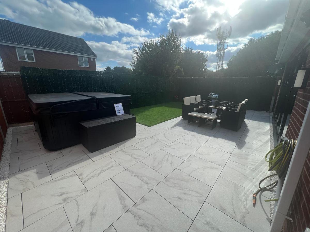 Holiday home Luxury 4 Bedroom Retreat; With Hot Tub & Parking Birmingham