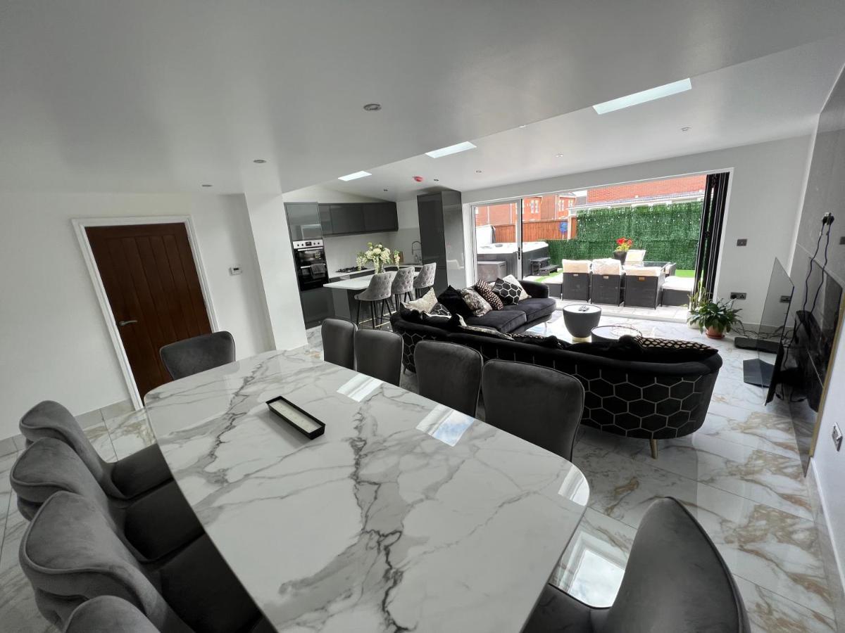 Luxury 4 Bedroom Retreat; With Hot Tub & Parking Holiday home *