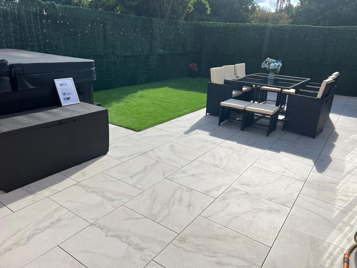 Luxury 4 Bedroom Retreat; With Hot Tub & Parking *