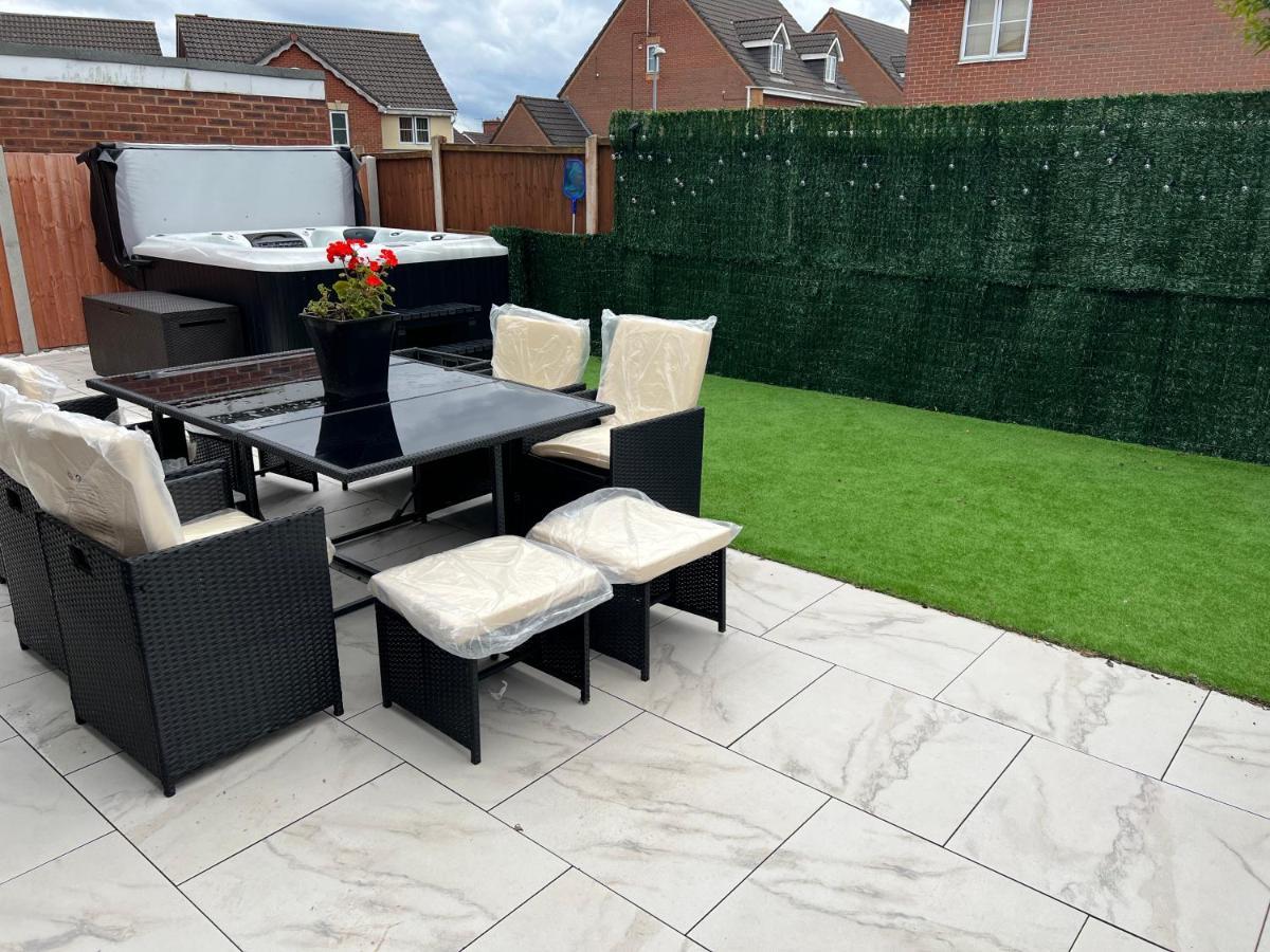 Luxury 4 Bedroom Retreat; With Hot Tub & Parking Holiday home *