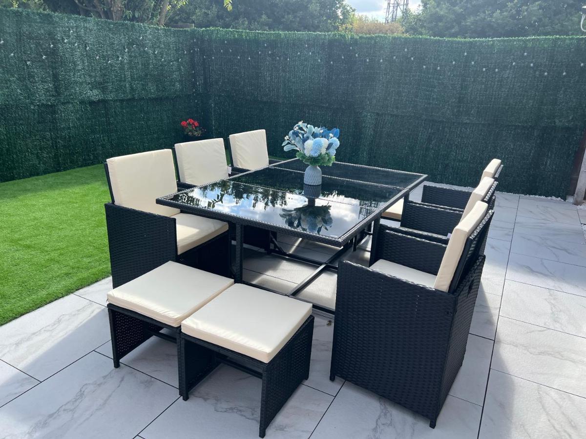 Holiday home Luxury 4 Bedroom Retreat; With Hot Tub & Parking *