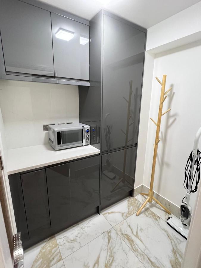 Holiday home Luxury 4 Bedroom Retreat; With Hot Tub & Parking Birmingham