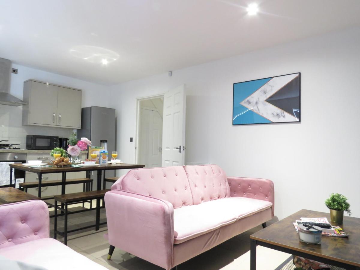 Tudors Esuites 4 Bedroom House With Garden Holiday home