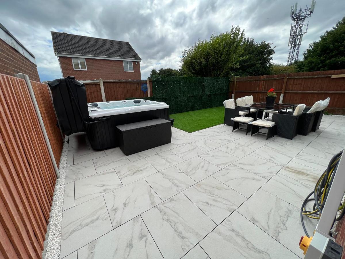 Luxury 4 Bedroom Retreat; With Hot Tub & Parking Holiday home Birmingham