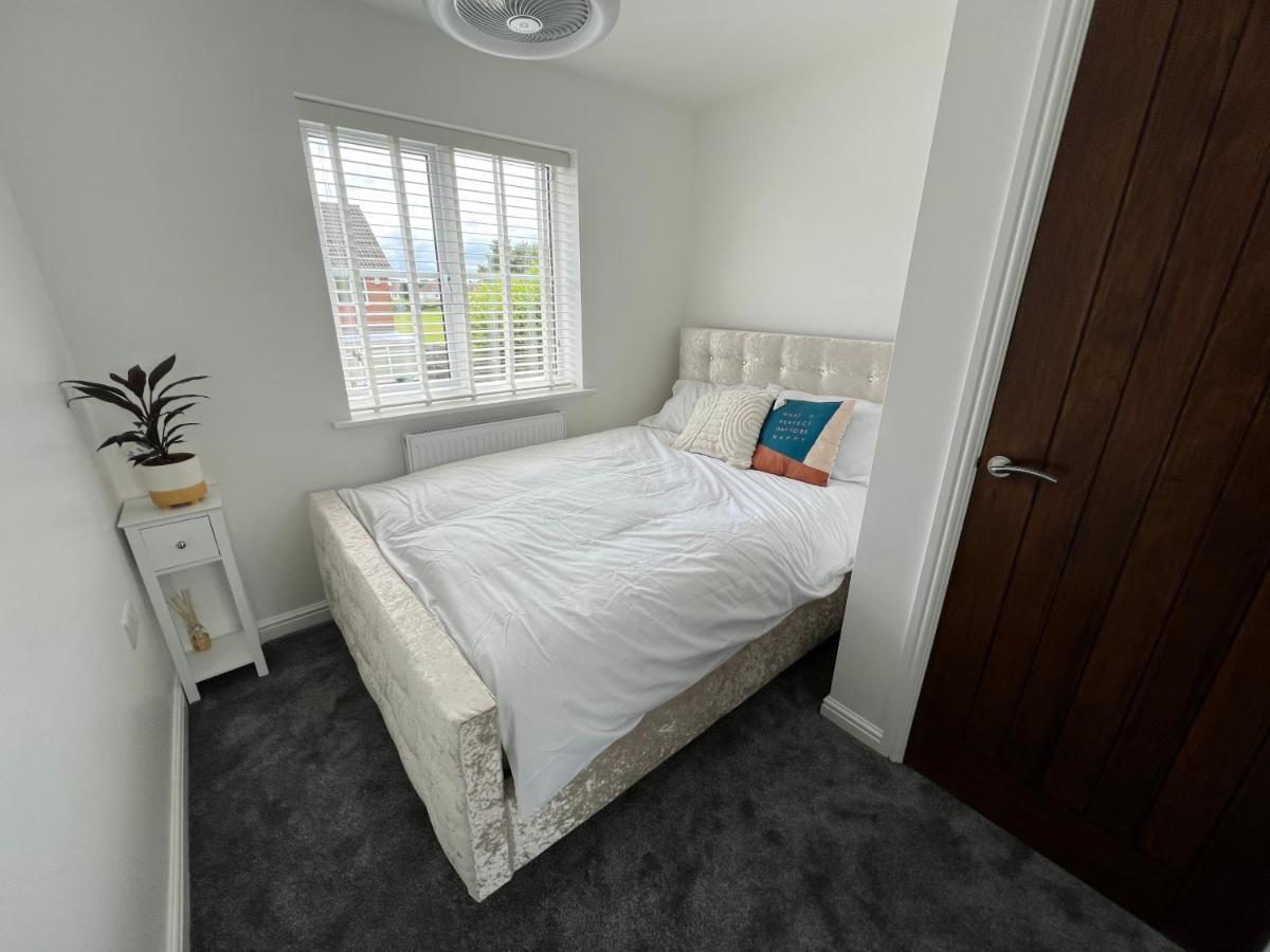 Luxury 4 Bedroom Retreat; With Hot Tub & Parking Holiday home