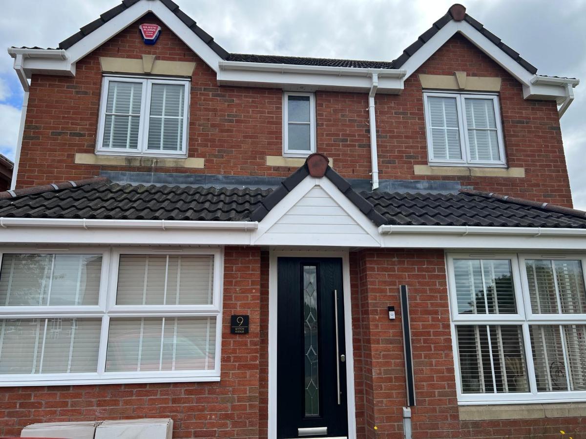 Luxury 4 Bedroom Retreat; With Hot Tub & Parking Holiday home *