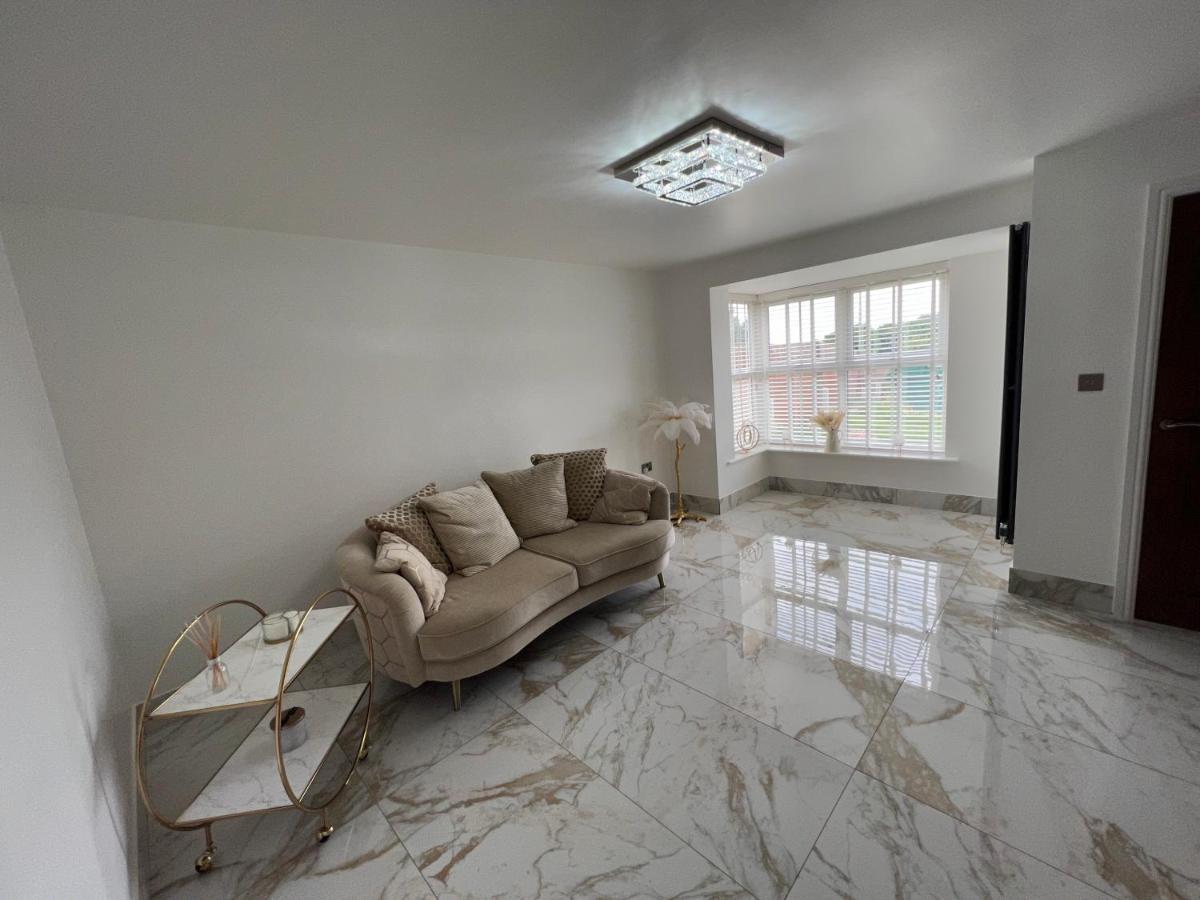 Luxury 4 Bedroom Retreat; With Hot Tub & Parking Holiday home