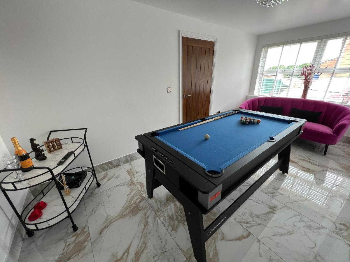Holiday home Luxury 4 Bedroom Retreat; With Hot Tub & Parking